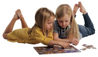Aurora og Clara leker med puslespill
