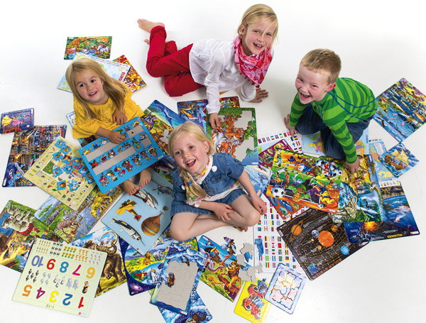 Children playing wiht puzzles